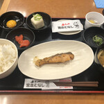 宮本むなし - 朝の和定食（焼きサーモンと納豆、明太子付き）