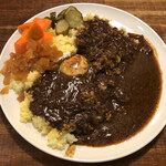 いっとっ亭 - カレー普通盛り＋温泉卵＋ピクルス