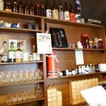 唐唐郎 - 夜の居酒屋のお酒やらグラスが並んでます