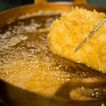 銘柄とんかつ 梟 - １回毎に油を変えることが白い衣を作り上げます。