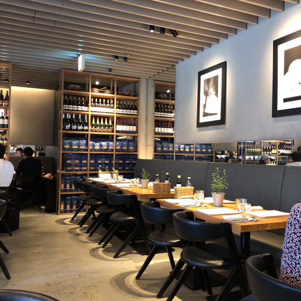 内観写真 : オービカ モッツァレラ バー 六本木ヒルズ店 (OBICA MOZZARELLA BAR) - 六本木/チーズ料理 | 食べログ