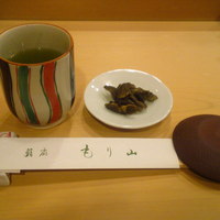 鮨処もり山 - 緑茶にきゅうりの漬物
