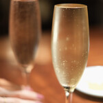 ビストロ カルネジーオ - 乾杯はスパークリングで。表面張力ギリギリ（笑）