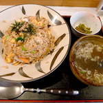 麺や 新のすけ - 海鮮チャーハン（￥800）。具だくさんで味付けがいい！