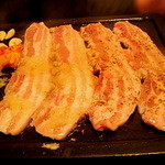 オモニの家 - キムチ、ニンニク、青唐辛子と一緒に焼き始めます