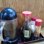 にし与 - 卓上の調味料類