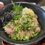 どん亭 - 2020年2月。季節限定の寒ブリ丼880円。