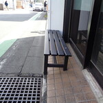 魔人豚 - 外のベンチ