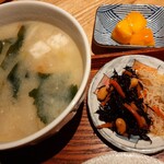 Mukaka - 聖護院かぶらや皮付きじゃが芋など野菜ギッシリの味噌汁、ちょこっと惣菜はひじき煮と春雨サラダ