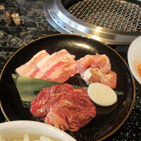 東京焼肉 一頭や コレド室町テラス店 - 焼肉御膳の肉（東京X、阿波尾鶏、USハラミ）