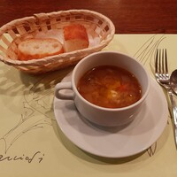 オステリア ガウダンテ 大阪駅前第4ビル店 - 熱々のミネストローネ、奥はバゲットとフォカッチャが1切れずつ