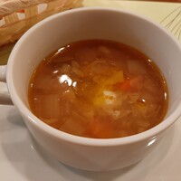 オステリア ガウダンテ 大阪駅前第4ビル店 - キャベツや人参、玉葱など野菜の甘味が凝縮されたスープに、ミルキーなチーズもトロリ