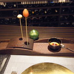 アミューズ・ブーシュ１：　アワビの肝のブリュレ プチトマト マッシュルーム