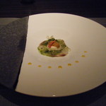 アミューズ・ブーシュ２：真鯛のカルパッチョ仕立て アスパラガスのムースと馬糞ウニ