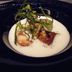 レストラン ラ フィネス - 前菜：軽く仕立てた温かいヴィシソワーズに仔ウサギのコンフィとフォワグラのポワレ　自家製パン・デピスの香りと共に