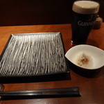 六本木 Toriya Premium - お通しとギネスビール