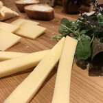 発酵醸造酒場 Ace - ワインが染み込んだ香り味わい豊かなチーズ