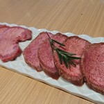 熟成和牛焼肉エイジング・ビーフ - 熟成タンと上タンの食べ比べ