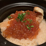 燗アガリ はなれ - 鮭といくらの土鍋ご飯 鮭のハラス？いくらがたっぷり。とても美味しい。 いくらは炊き上げてからたっぷりのせているそうです。４人で完食。