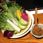 Kuranosuke - 凄いボリュームの彩り野菜。
      付け合わせの味噌。結果これで日本酒が更に進みます。
      