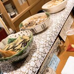 寿々や - カウンターに並んだおばんざい