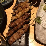 Koshitsu Sakaba Shouya Mutamachi - 串物は歯応えあるお肉と鶏皮の二種。
                        足りないなぁ‥(汗)
