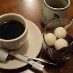 藤よし - 白玉ぜんざい￥157と平日13時からのサービスのコーヒー