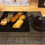 良酒屋 握 - 鶏チーズ、牛筋、うずら、山芋、出汁巻