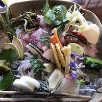 飴源 - 鯉の洗いとヤマメの刺身。たっぷりの自家製野菜と共に