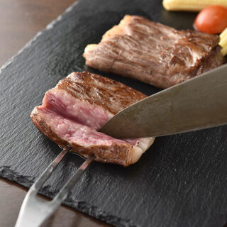 We use the finest Wagyu beef carefully selected by the owner! I will definitely cut it right in front of you!