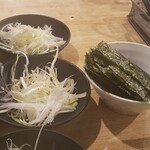 Shichirin Yakiniku Anan - 薬味ネギ、韓国海苔ドカン