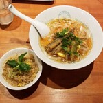 麺屋 六感堂 - 親子丼風 炊込みご飯＋わかさぎ南蛮ラーメン