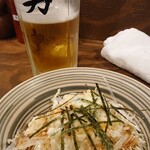 炭火焼 勇 - 生ビールとお通しのサラダ