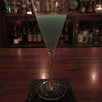 ウォータークラブ - 1930年のグラスで、ジンとラベンダーとライムのカクテル