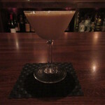 ウォータークラブ - 卵の黄身を泡立てアマレットで作ったカクテル