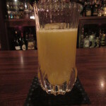 ウォータークラブ - 搾りたてパッションフルーツを使った、ジントニック