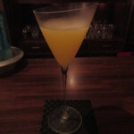 ウォータークラブ - ジンと絞ったパイナップルで、ポップコーンのカクテル