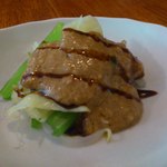 ピーナッツソースのかかったサラダ