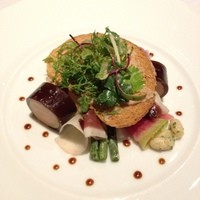 ラ・ベ - 前菜。フォアグラのテリーヌ。野菜や鴨、ゴマのパンも乗っていました。マイルド◎