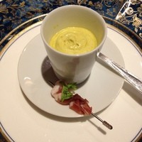ラ・ベ - 食前のおたのしみ。サフランムースにタコやムール貝が入ったもの。
                    生ハムも。