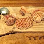 ラ プランシュ - シシリア豚、みかん猪、富士幻豚と付け合わせのイベリコ豚の乗ったプレート