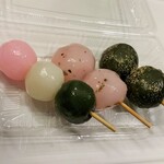 出町ふたば - 桜だんご200円、よもぎだんご150円、あと３色のだんごが180円。