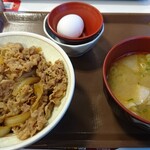 すき家 - 牛丼（中盛）モーニングセット（豚汁と生卵付き）