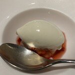bb9 - チーズのアイスと 苺のエッセンスのソース