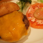 フランクリン・アベニュー - お連れオーダーの、ゴールデンブランオニオンチーズバーガー（Ｍ：1200円）♪