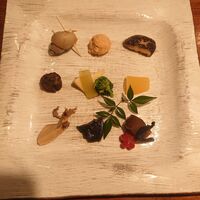 飛騨季節料理 肴 - 前菜いろいろ盛合わせ（バイ貝、スケソウダラの卵、原木椎茸、干し柿の中に天然山葵、若竹煮、数の子、ホウキ茸、クロカワ、コウタケと大根）