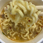 Popura - サッポロ味噌ラーメン炎神（エンジン）麺リフト
                      
                      サンヨー食品は　サッポロ1番　シリーズが有名
                      
                      これも、麺はダメだな〜　スープはなかなか美味い！