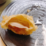 てんぷら天松 日本橋店 - 蛤の湯葉包み。湯葉の中に、蛤が2つ。