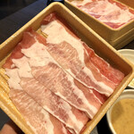 しゃぶ葉 - ★三元豚バラ肉は初期提供４枚から☆
            Mer６調べでは,一皿凡そ80gらしゐ★