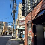 Yotsuba Kohi Shoppu - 外観風景。この先に東京メトロ王子神谷駅がある。